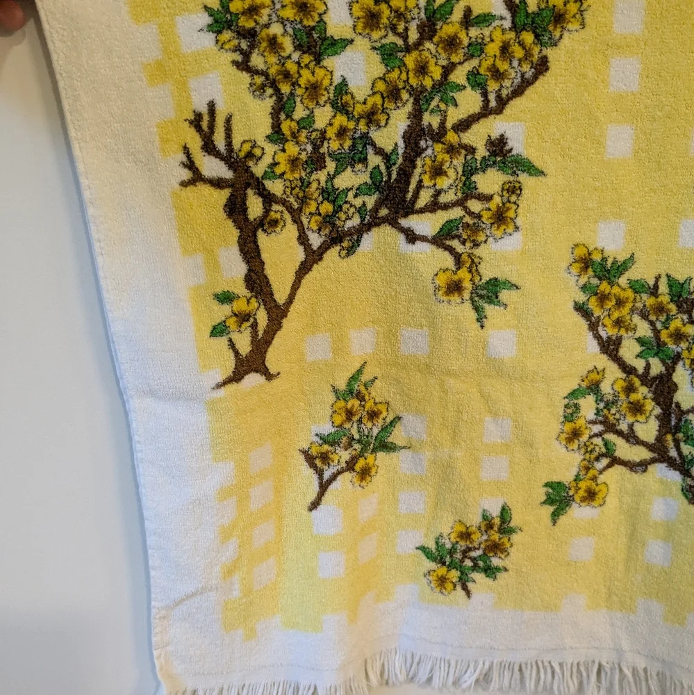 Vintage Made in USA White Yellow Floral Pattern Hand Bath Towel Mid Size